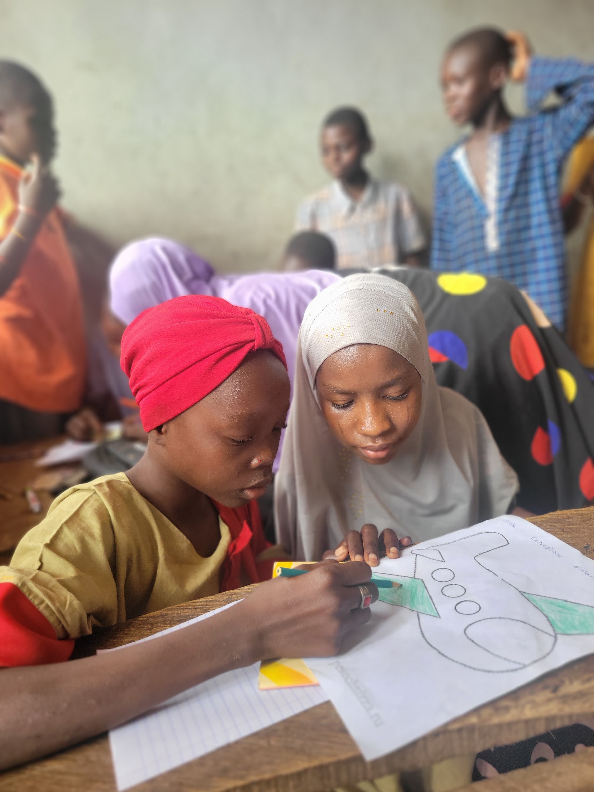 Children collaborating on schoolwork at IDP Outreach